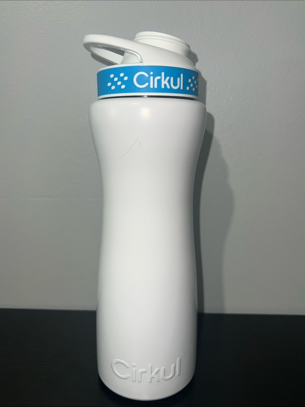 Cirkul White Water Bottle with Blue Accent - Lightweight Hydration